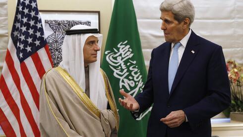 El exsecretario de Estado de EE. UU., John Kerry, se reúne con funcionarios de Arabia Saudita en la víspera de la firma del acuerdo nuclear con Irán en 2015