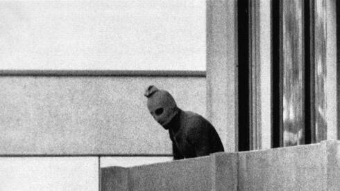 Un terrorista palestino durante el ataque a atletas israelíes en los Juegos Olímpicos de Munich en 1972