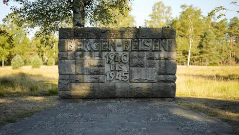 Una vista de una piedra conmemorativa en el antiguo campo de concentración nazi Bergen-Belsen en Bergen, Alemania