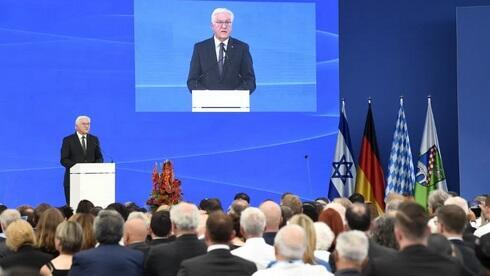 El presidente alemán, Frank-Walter Steinmeier, pronuncia un discurso durante una ceremonia para conmemorar el 50 aniversario de un ataque a los Juegos Olímpicos de Múnich 1972. 