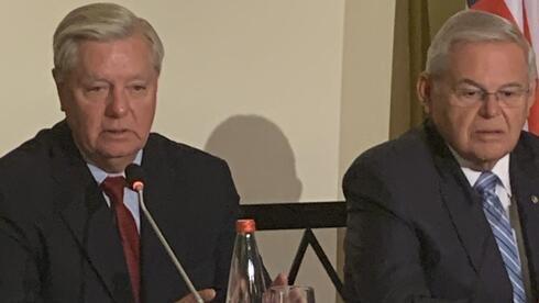 Sens. Lindsey Graham (R-SC) y Bob Menéndez (D-NJ) en la conferencia de prensa en el Hotel Rey David en Jerusalén, 5 de septiembre de 2022.