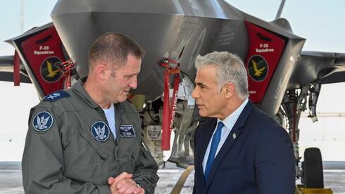 Yair Lapid, a la derecha, durante su visita a una base de la Fuerza Aérea en el sur de Israel. (GPO) Yair Lapid, a la derecha, durante su visita a una base de la Fuerza Aérea en el sur de Israel.