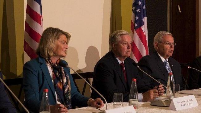 El representante Ronny Jackson (republicano de Texas), la senadora Cindy Hyde-Smith (republicana de Mississippi), el senador Lindsey Graham (republicano de Carolina del Sur), el senador Bob Menéndez (demócrata de Nueva Jersey) y la senadora Marsha Blackburn (republicana de Tennessee) hablan con la prensa en el Hotel Rey David de Jerusalem, el 5 de septiembre de 2022. 