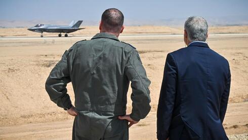 Lapid observa las maniobras de un avión de combate israelí. 