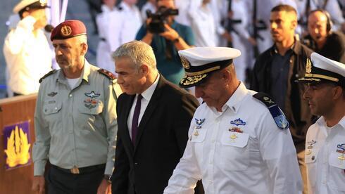 El jefe de las FDI Aviv Kochavi (izquierda) con Yair Lapid y el jefe de la Marina israelí. 