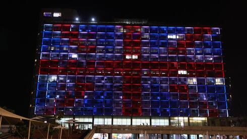 El edificio del municipio de Tel Aviv, con los colores de la bandera británica. 