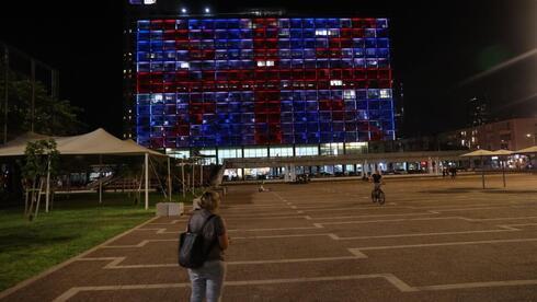 El edificio municipal de Tel Aviv, con los colores de la bandera británica en señal de duelo. 