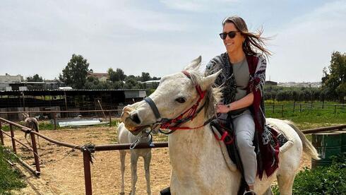 Mujer montando a caballo en Rahat