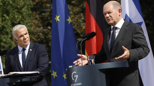 Yair Lapid durante la conferencia de prensa con Olaf Scholz en Berlín el lunes. (AFP) Yair Lapid durante la conferencia de prensa con Olaf Scholz en Berlín el lunes.