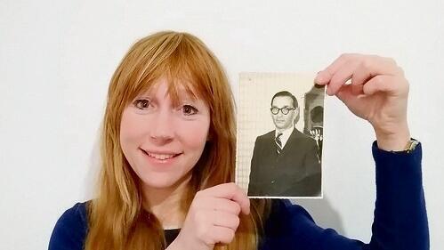 Rivka Abrahams-Donin con una foto de su abuelo, Karl Abrahams. 
