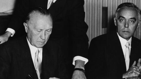 El canciller de Alemania Occidental, Konrad Adenauer, firma acuerdos que proporcionan una compensación para los judíos que sufrieron bajo la Alemania nazi. 