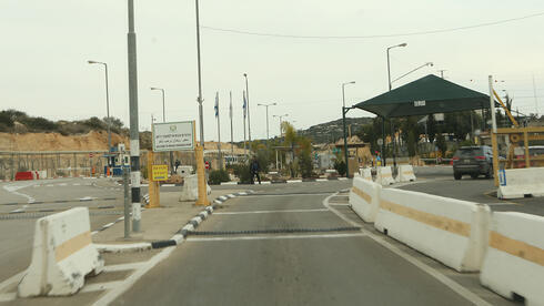 Paso fronterizo entre Cisjordania e Israel. 