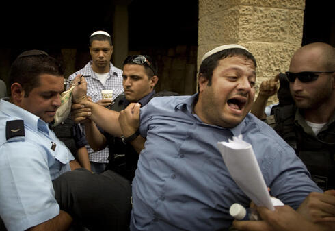 Itamar Ben Gvir en 2010 detenido por la policía después de gritar consignas al jefe de gabinete de la Casa Blanca, Rahm Emanuel, durante su visita a Jerusalén