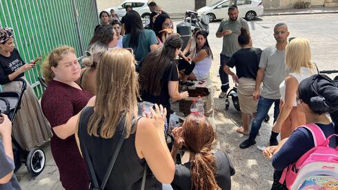 Padres fuera del jardín de infancia en Holon bloqueando la entrada de cuidadoras árabes