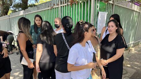 Padres afuera del jardín de infantes en Holon