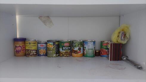 Despensa vacía con alimentos enlatados, una foto típica de las familias israelíes que pasan inseguridad alimentaria. 