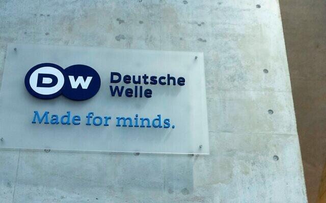 El logotipo de Deutsche Welle se ve en el vestíbulo de la sede de la emisora ​​alemana en Berlín, el 2 de marzo de 2022