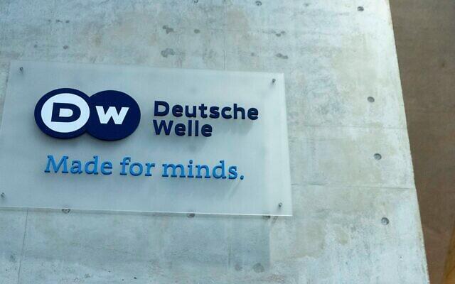El logotipo de Deutsche Welle se ve en el vestíbulo de la sede de la emisora alemana en Berlín, el 2 de marzo de 2022 (Foto: Carsten Koall/picture alliance vía Getty Images vía JTA) El logotipo de Deutsche Welle se ve en el vestíbulo de la sede de la emisora alemana en Berlín, el 2 de marzo de 2022