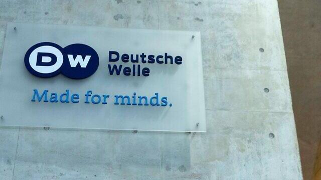 El logotipo de Deutsche Welle se ve en el vestíbulo de la sede de la emisora ​​alemana en Berlín, el 2 de marzo de 2022