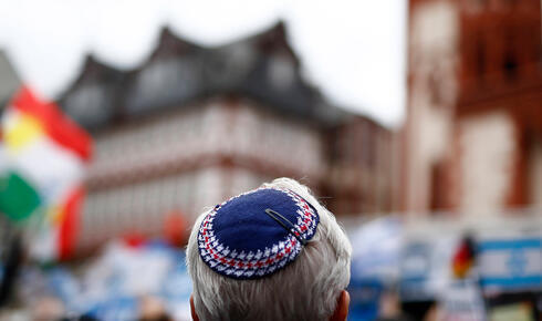 Un hombre judío con un solideo durante una protesta contra el antisemitismo en Frankfurt am Mein, Alemania, el 31 de agosto de 2014