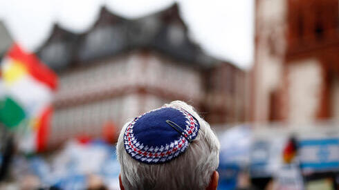 Un hombre judío con un solideo durante una protesta contra el antisemitismo en Frankfurt am Mein, Alemania, el 31 de agosto de 2014