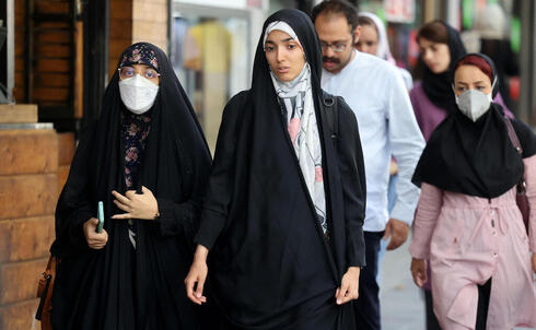 Mujeres iraníes. La ley Sharia requiere un pañuelo en la cabeza. 