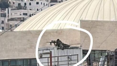 Un francotirador de la Autoridad Palestina toma posición en una azotea de Nablus. 