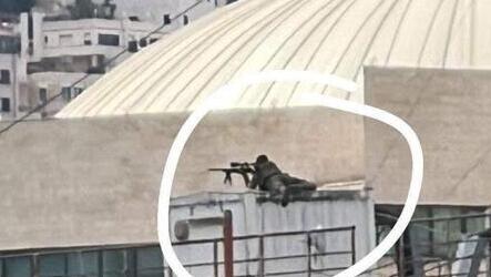 Un francotirador de la Autoridad Palestina toma posición en una azotea de Nablus. 