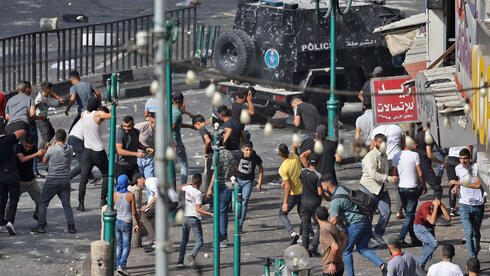 Palestinos movilizados se enfrentan con fuerzas represivas de la Autoridad Palestina en Nablus. 