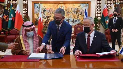 El ministro de Defensa, Benny Gantz, firma un acuerdo de cooperación de defensa con su homólogo bahreiní Abdulla bin Hasan Al Nuaimi, en Manama, en febrero de 2022. 