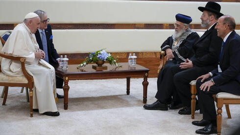 Alexander Mashkevitch (segundo desde la izquierda) reunido con los rabinos principales israelíes Yitzhak Yosef y David Lau y el Papa Francisco en el séptimo Congreso de Líderes de Religiones Mundiales y Tradicionales, en Kazajstán. 