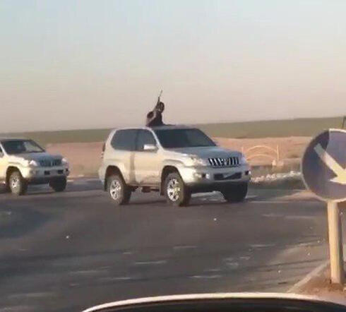 Un convoy de bodas armado en el Negev