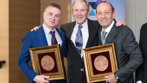 Alexander Mashkevitch con George Bush y el empresario Michael Mirilashvili (Foto: Liora Kogan para Keren Hayesod) Alexander Mashkevitch con George Bush y el empresario Michael Mirilashvili