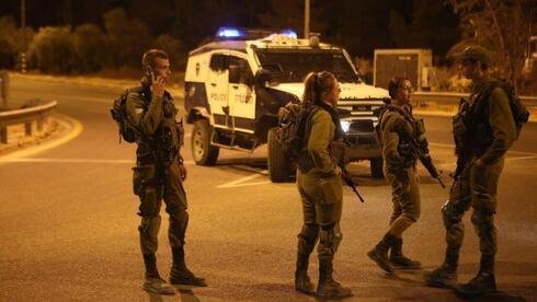 Tropas de las FDI cerca del asentamiento de Carmel en Cisjordania después de un ataque con disparos. 