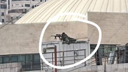 Un francotirador de la Autoridad Palestina posicionado en un tejado en Nablus durante los enfrentamientos.