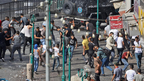 Palestinos se enfrentan a las fuerzas de seguridad de la AP en Nablus el martes. 