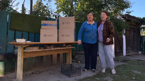 Evgenia Yakolevna, a la derecha, con su vieja amiga no judía, Masha. Ambas reciben ayuda de la Federación de Comunidades Judías de Ucrania a pedido de Yakolevna. (Jacob Judah) Evgenia Yakolevna, a la derecha, con su vieja amiga no judía, Masha. Ambas reciben ayuda de la Federación de Comunidades Judías de Ucrania a pedido de Yakolevna