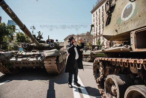 Los emisarios de Jabad tocan el shofar cerca de tanques ucranianos en zonas de combate. 