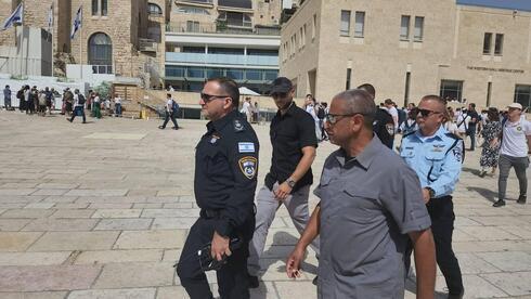 El comisario de policía Kobi Shabtai recorre los lugares sagrados de Jerusalem. 
