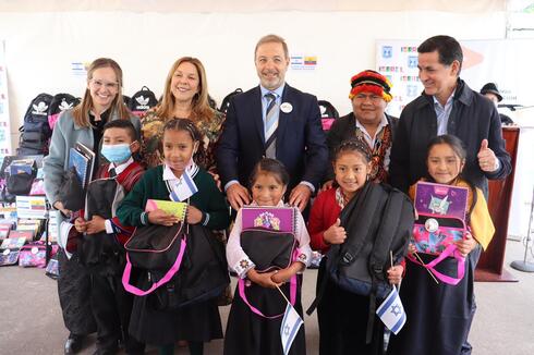 La viceminstra de Educación de Ecuador, la primera dama y el embajador israelí, junto a padres, docentes y alumnos. 