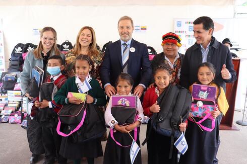 La viceminstra de Educación de Ecuador, la primera dama y el embajador israelí, junto a padres, docentes y alumnos. (Gentileza Embajada de Israel en Ecuador. ) Artículos donados por la Embajada de Israel en Ecuador.