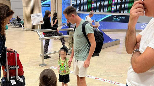 Israel Amir y su hijo en Israel.