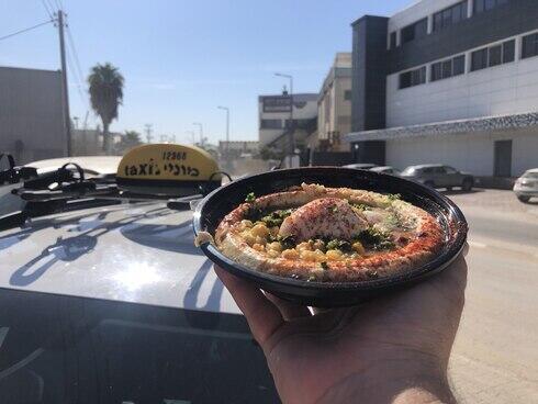 Un plato de hummus