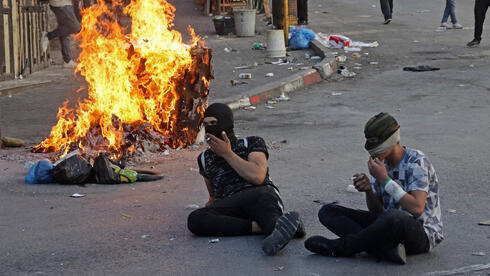 Palestinos queman neumáticos y combaten contra tropas israelies en Hebrón el jueves