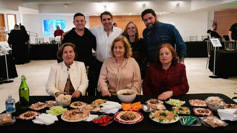Un equipo de tres brasileñas árabes cristianas, sentadas al frente, ganó el primer lugar en el Campeonato Abrahamic Hummus inaugural en Sao Paulo, Brasil, el 21 de septiembre de 2022 