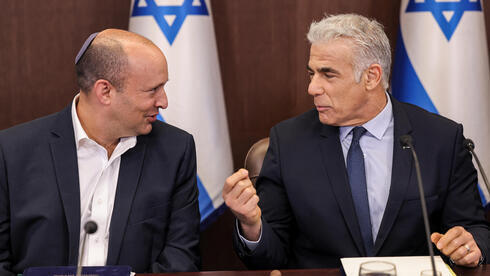El primer ministro suplente Naftali Bennett y el primer ministro Yair Lapid 