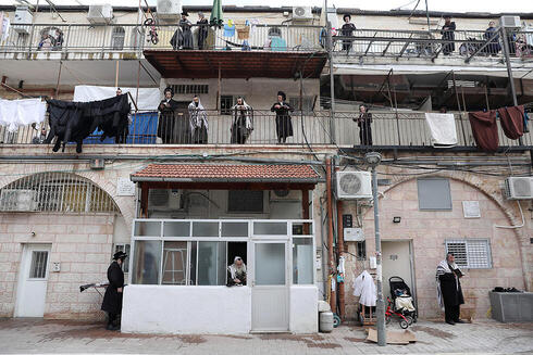 Rezos desde los balcones del barrio ultraortodoxo de Mea Shearim. 