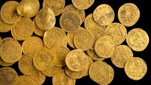 El alijo de monedas de oro.
