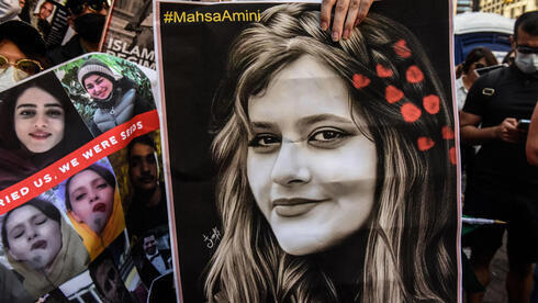 Manifestantes sostienen una foto de Mahsa Amini durante una protesta antigubernamental en Irán (Foto: AFP) Manifestantes sostienen una foto de Mahsa Amini durante una protesta antigubernamental en Irán