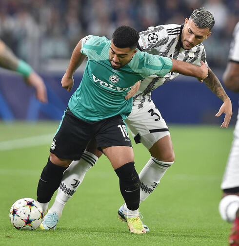 El israelí Mohammed Abu Fani protege la pelota ante el argentino Leandro Paredes. 